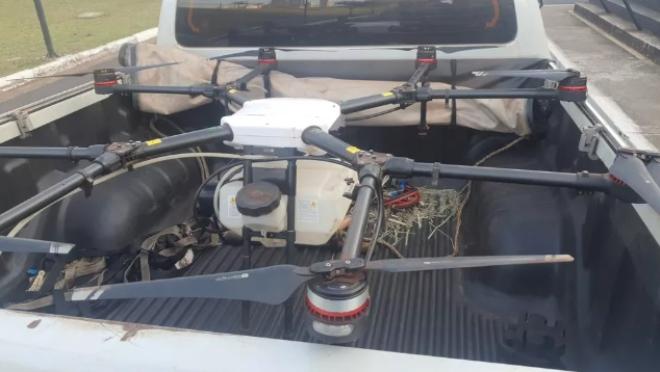 Equipamento é usado para pulverizar lavouras e hoje foi usado para lançar resíduos sobre apoiadores de evento político no Triângulo Mineiro
