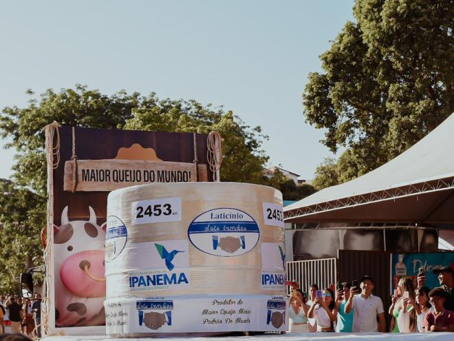 Queijo gigante pesou quase 2 toneladas e meia