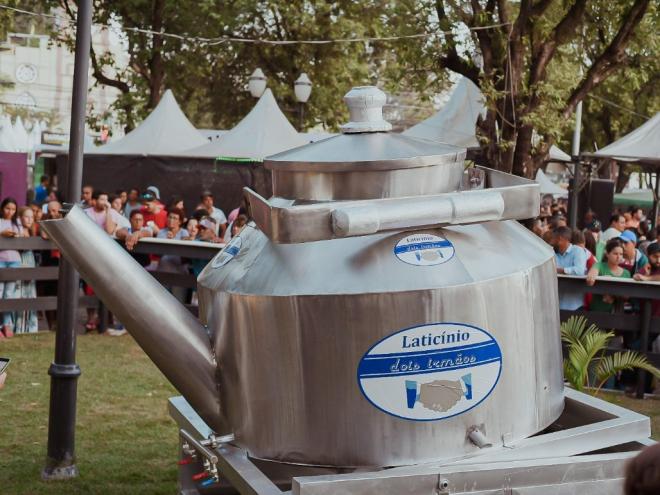  Bule gigante com 1.200 litros de queimadinha tradicional bebida mineira feita à base de leite e açúcar derretida e queimada 
