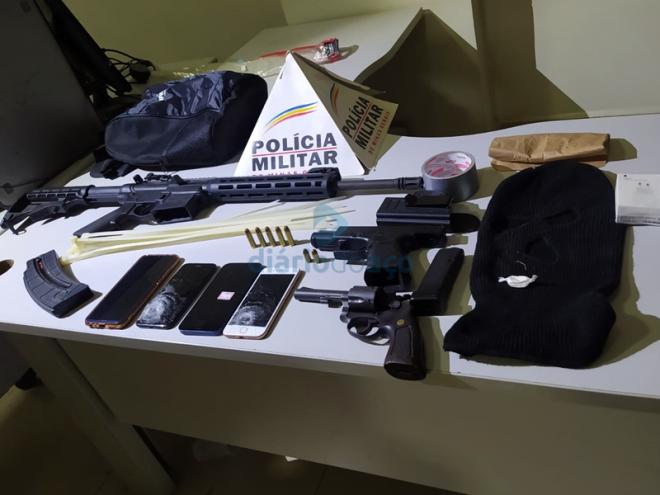 As armas do comerciante que foram apreendidas, juntamente com o revólver usado pelos assaltantes