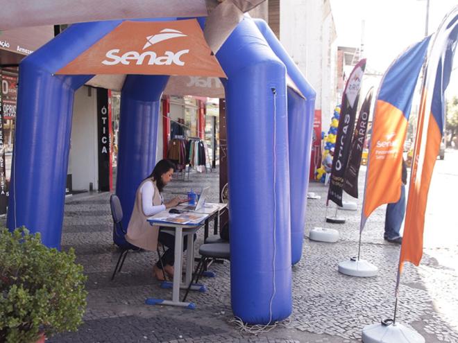 Nesta sexta-feira o Senac instalou uma barraquinha na área comercial de Timóteo para divulgar os dois cursos