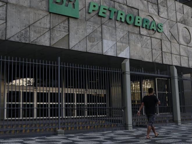 Estatal anuncia a venda de mais três refinarias 