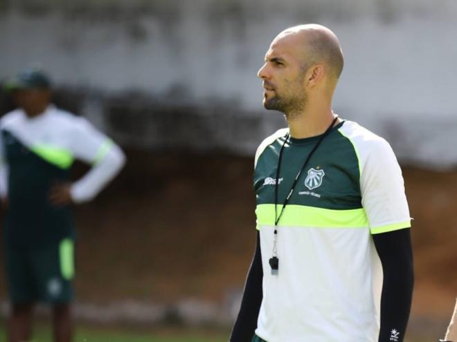 O ex-zagueiro Gladstone Pereira chega para tentar evitar que a Caldense seja o pior time do futebol brasileiro na temporada