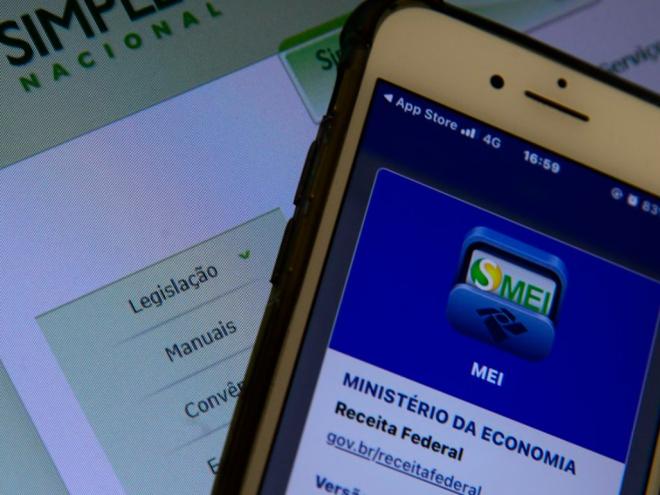  A declaração pode ser preenchida diretamente pelo Portal Simples Nacional ou, se preferir, pelo aplicativo MEI