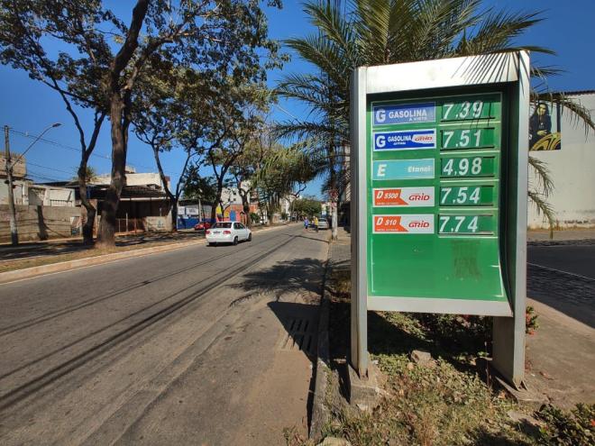 Queda nos preços dos combustíveis, com o corte de impostos federais já representa um alívio, falta o corte do ICMS ainda 