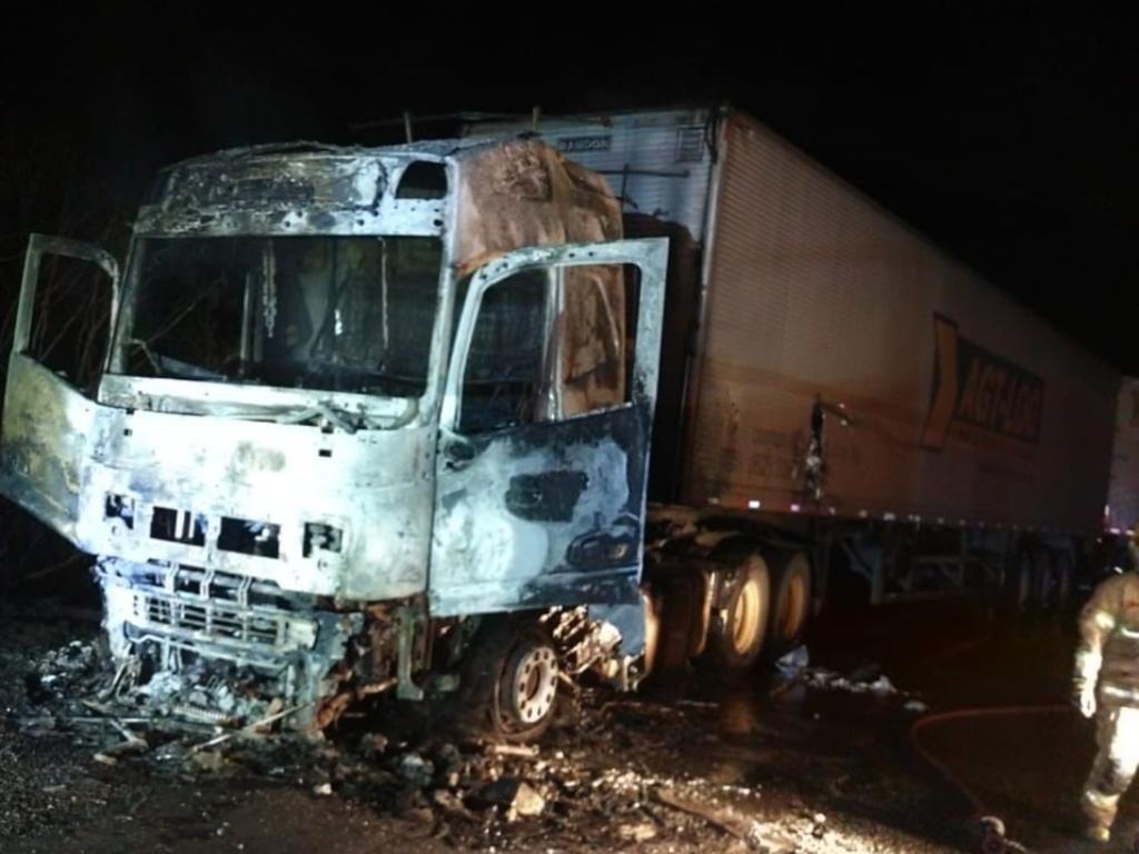 Bombeiros apagaram o fogo no que restou do caminhão e na vegetação à margem da BR-381, para onde as chamas se espalharam depois do acidente 