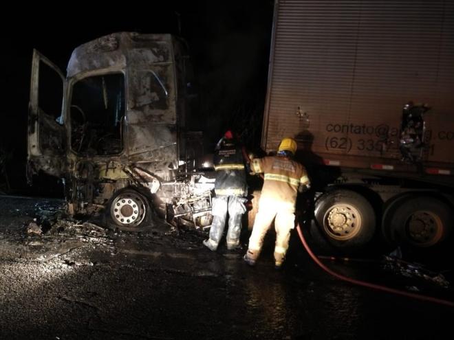 Com impacto da motocicleta, cavalo mecânico pegou fogo 