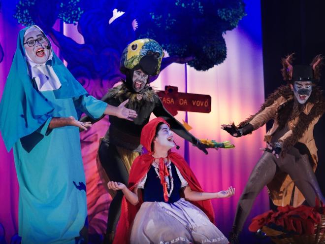 A criançada se diverte com a peça Chapeuzinho Vermelho, no domingo