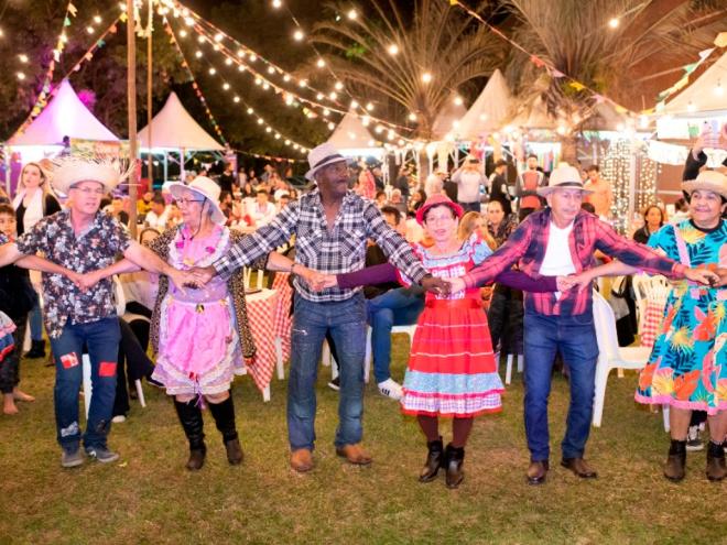 Entidades sociais e grupos culturais participaram do evento com a atrações típicas