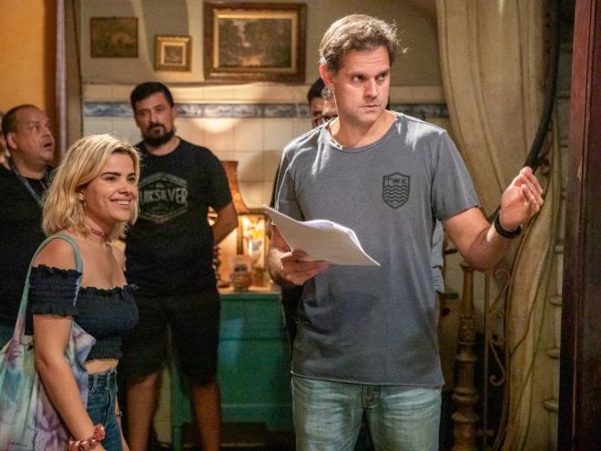 A atriz Vanessa Giácomo, o diretor Leonardo Nogueira e a produção durante ensaio da série