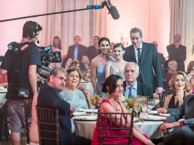 Gravação de cena de família, supostamente, feliz no enredo: recordações de uma vida inteira