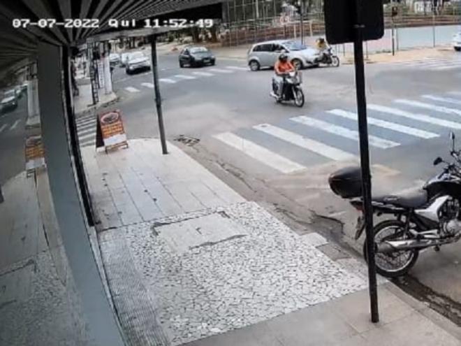 Motociclista trafegava pela avenida Acesita, quando foi atingido por carro no cruzamento com a rua Maria Rodrigues de Carvalho