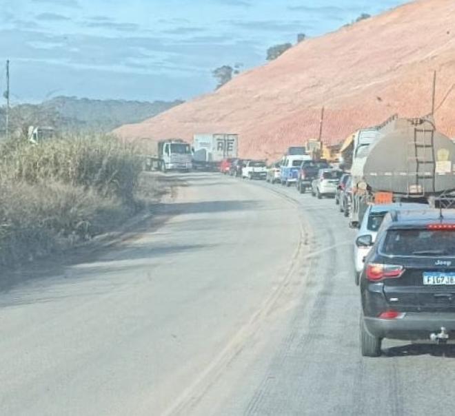 Como o desvio não é pavimentado, com várias ondulações na pista, e em mão dupla, um longo congestionamento (nos dois sentidos) é formado frequentemente por carros e caminhões