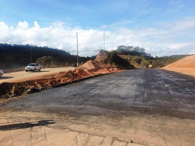 O trecho do km 321 da BR-381, em Nova Era, ainda passa por obras de recuperação e tem previsão de ser concluído em agosto deste ano 