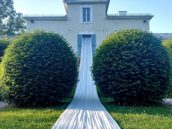 Artista Lis Haddad bordou numa cortina-rio os nomes das 272 vítimas fatais