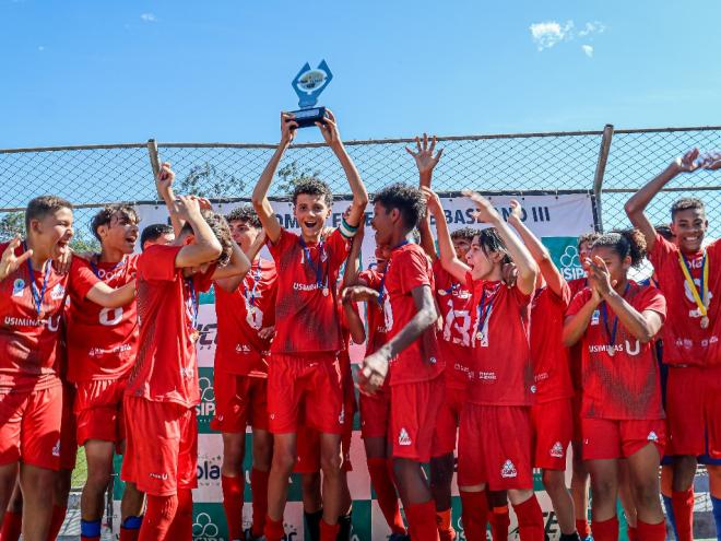 No Sub-15, a Usipa ergueu o troféu após bater o Limoeiro nos pênaltis