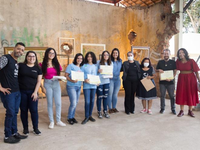 Alunas vencedoras do concurso de redação com seus professores: valorização do patrimônio municipal