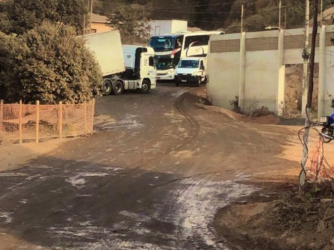 Com a interdição do trecho do km 96 da BR-262, em Abre Campo, motoristas precisam trafegar por um desvio precário e perigoso 