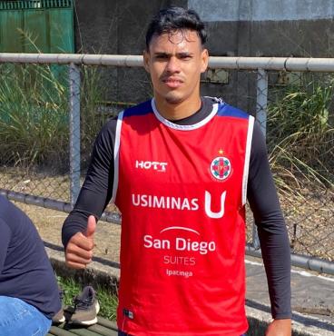 Manaus foi o autor do gol de falta contra o Democrata-SL