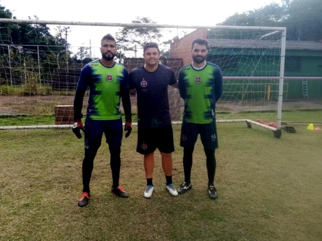 O preparador de goleiros Hugo Rodrigues, ao lado de Igor Rayan e Roger Kuth, antes do último treino visando o jogo contra o Betim