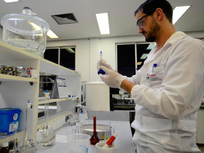  Exames dos casos suspeitos são feitos no laboratório da Funed, em Belo Horizonte 