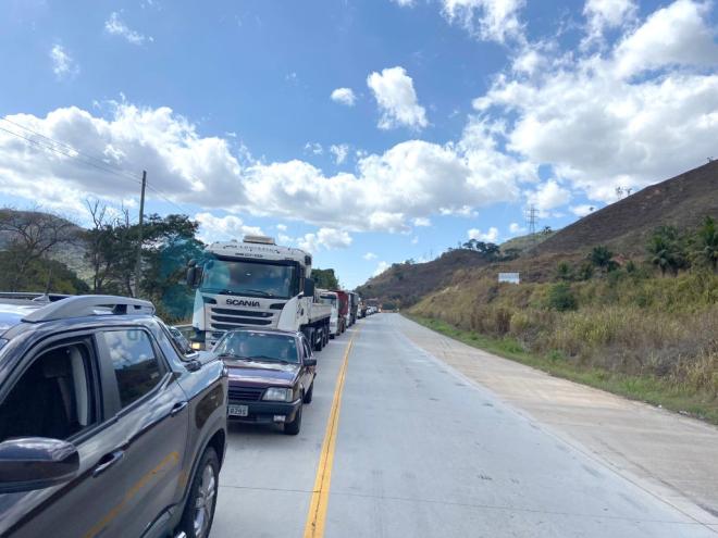 Motoristas que trafegavam sentido a Belo Horizonte enfrentaram congestionamento já a partir do posto da Polícia Rodoviária Federal, em Jaguaraçu