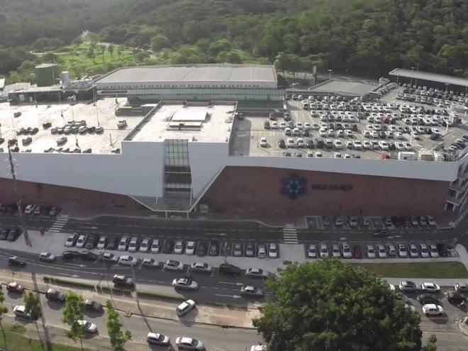 O centro de compras tem atrações para as crianças durante duas semanas de recesso escolar