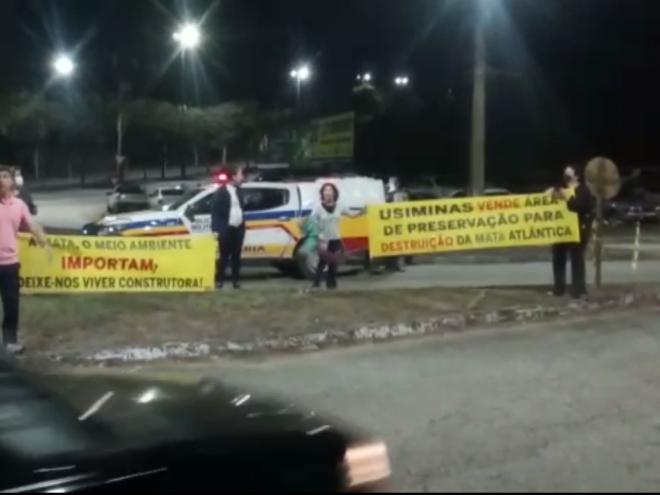 Quem chegava para a Expo Usipa, na noite de quarta-feira, deparava-se com a manifestação na entrada do clube, à margem da avenida Pedro Linhares Gomes