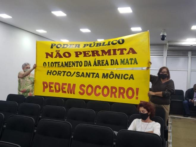 O grupo que luta contra a derrubada do cinturão verde Horto/Santa Mônica tem se  manifestado pelas ruas e em lugares como a Câmara Municipal