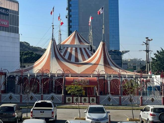 A companhia de circo está instalada em curta temporada no estacionamento do Shopping Vale do Aço