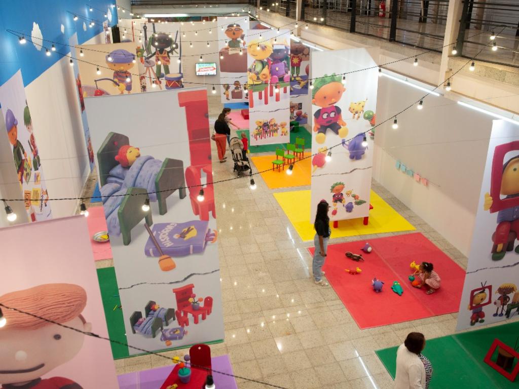 Mostra gratuita do multiartista Marcelo Xavier traz personagens em massinha e ambientes instagramáveis 