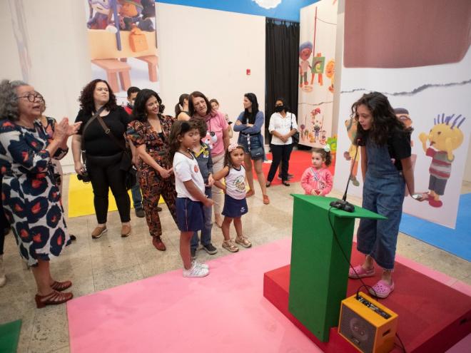 O público participa da exposição e pode sentir-se gigante na montagem das cenas divertidas