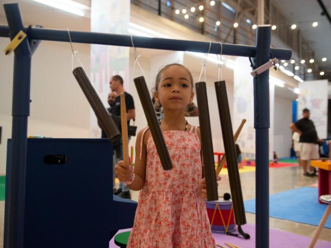 As crianças interagem como se fizessem parte do livro que inspirou a exposição
