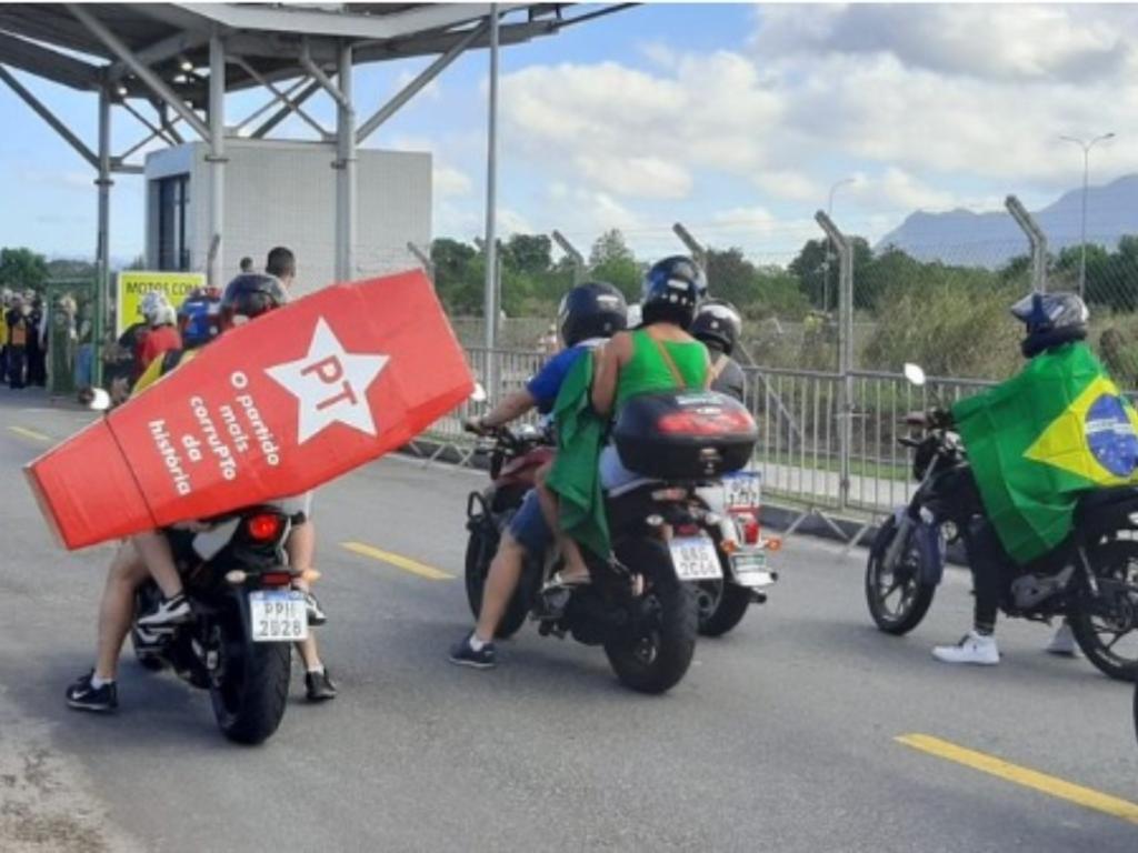 Um motociclista, participante da motociata em apoio a Bolsonaro, apareceu carregando um caixão vermelho, em referência ao PT