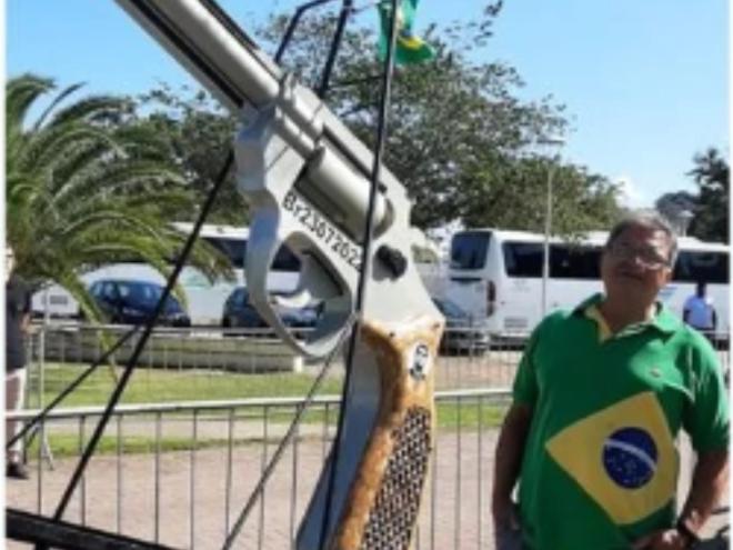 O militar aposentado José Estevam passou três meses confeccionando uma arma gigante para homenagear o presidente Jair Bolsonaro