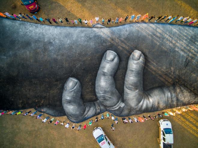Campo de futebol que foi base de resgate de vitimas de Brumadinho virou tela de obra de arte