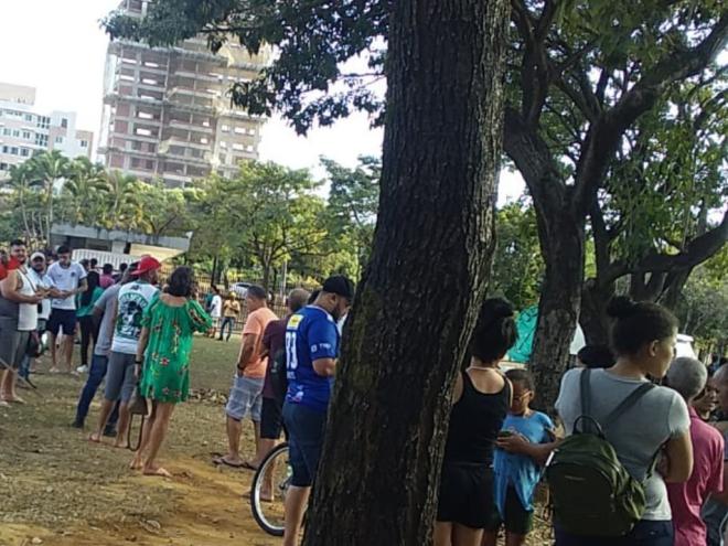 Com o fim dos ingressos promocionais, torcedores esperam na fila para adquirir o tíquete no Ipatingão