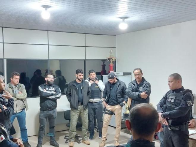 Policiais procuram por dois investigados por envolvimento em assassinato, por emboscada, de um casal em março deste ano, na estrada de Dom Modesto 