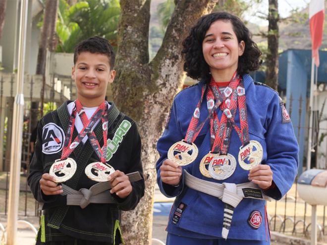 Gustavo Carvalho Longuinho e Luíla Damiana de Brito Silva mostram suas medalhas