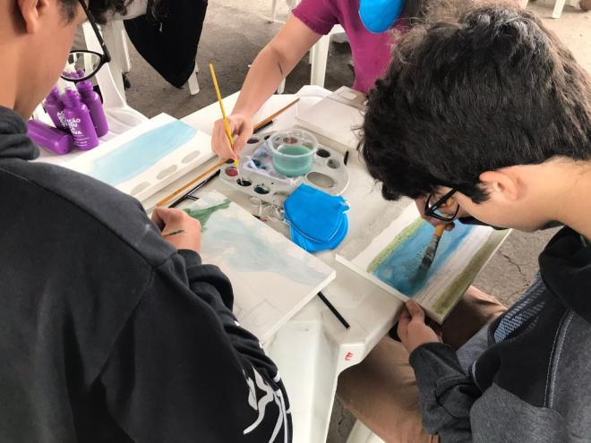 Alunos da Escola Estadual Engenheiro Amaro Lanari Júnior experimentaram a tinta sustentável