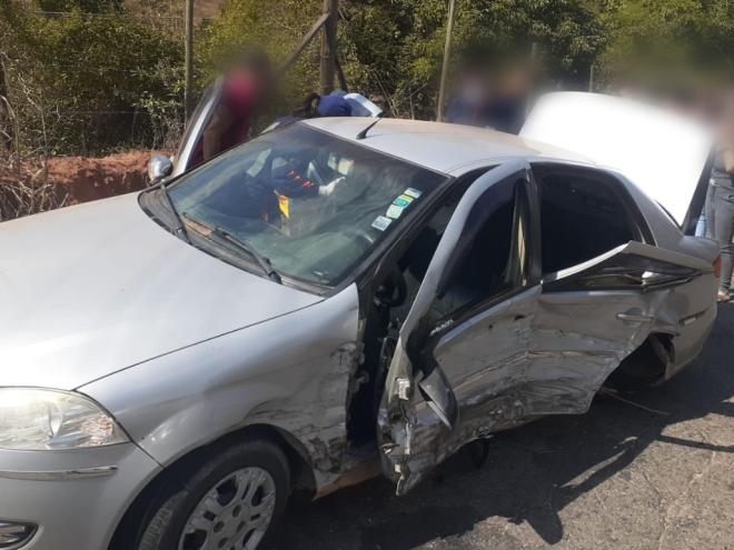 Fiat Siena ficou bastante danificado após a colisão 