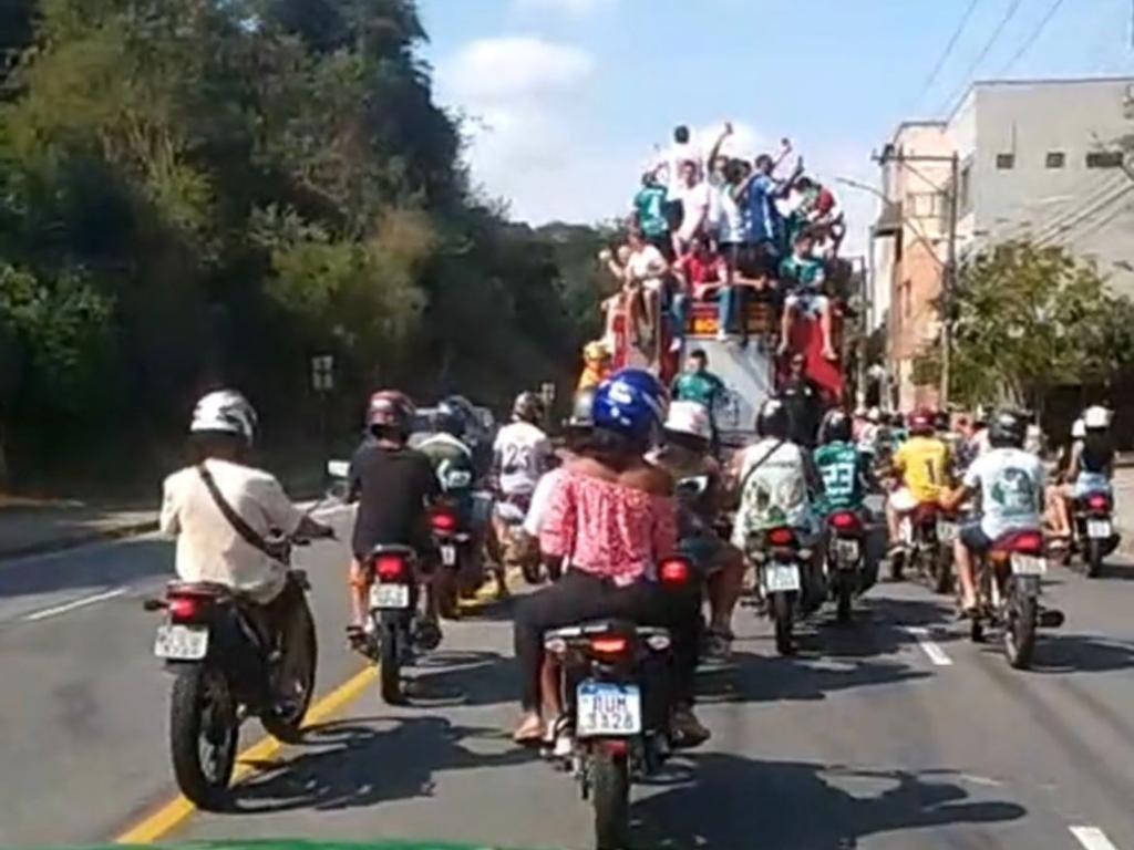 Muitos motociclistas estão acompanhando a carreata 