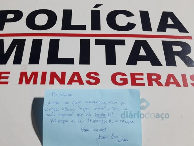 Um bilhete foi entregue aos componentes da equipe da PM para agradecer o empenho do cabo Fabiano Duarte