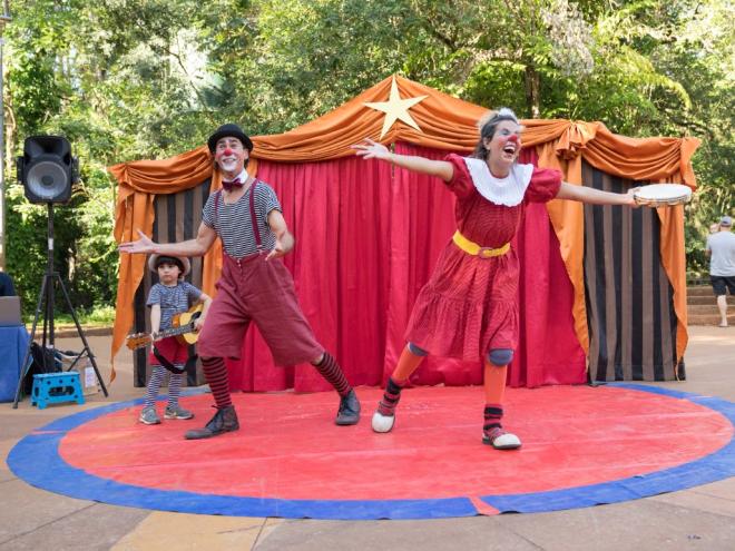 Brincadeiras de criança são patrimônios da cultura popular, na opinião da Cia. Circunstância