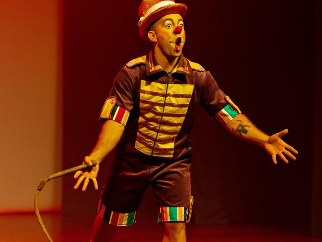 Todos os personagens do imaginário circense ganham vida na pele do palhaço: malabarismos, mágicas e acrobacias