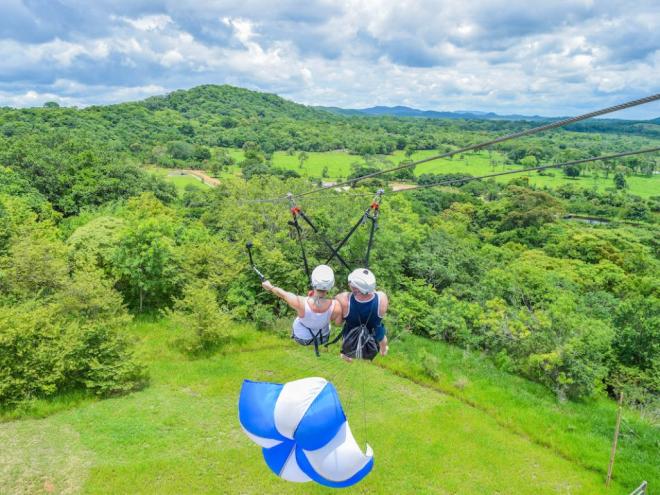 O complexo da Nascente Azul tem tirolesa e oferece vista deslumbrante para a natureza da região