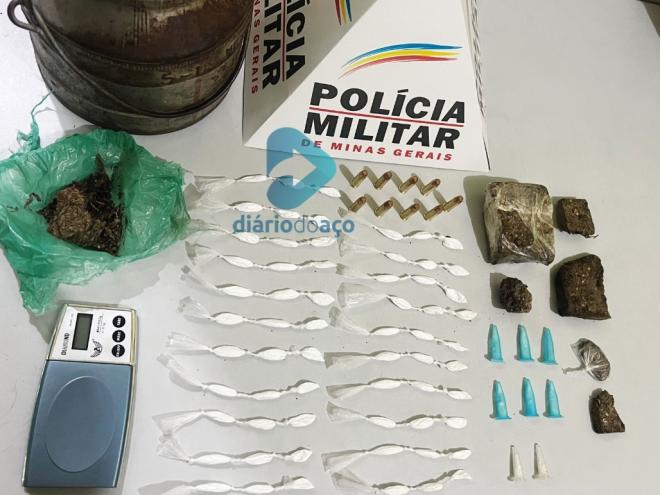 Policiais encontraram dois tabletes e duas porções de maconha, além de 63 papelotes de cocaína