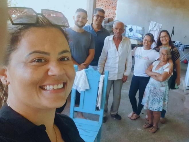 Na foto estão: em primeiro plano, Jussara, fotógrafa que recebeu a foto do policial e enviou para Eliane, o idoso localizado, parte da família que o ajudou e a filha dele