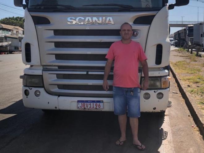 ''Você tem que ficar desviando de buraco, desvia de um buraco, desvia de outro, cai no buraco'', contou Jakson Caetano, descrevendo como são as viagens