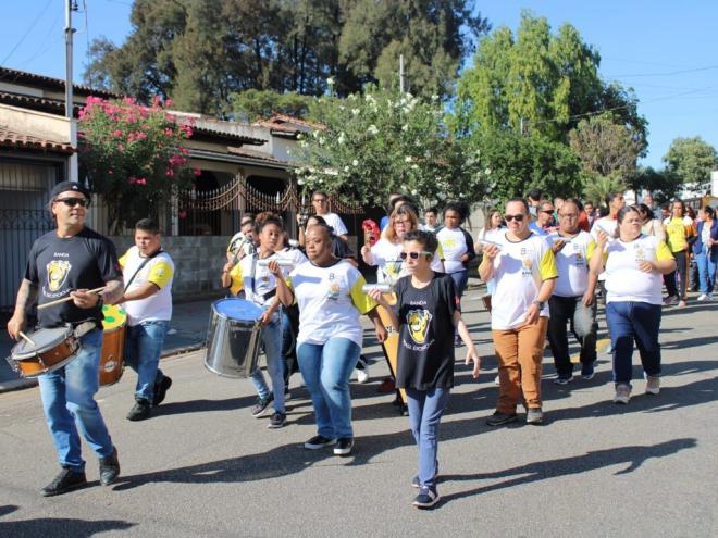Na manhã desta segunda-feira foi realizado o desfile inclusivo dos alunos, pacientes, usuários, familiares e colaboradores da Apae Ipatinga no Bela Vista 